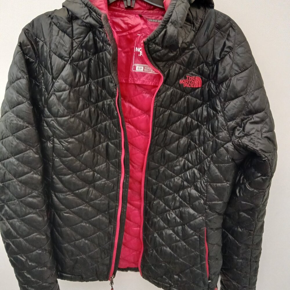 THE NORTH FACE Thermoball Lightweight Black/Fuschia Jacket Women'